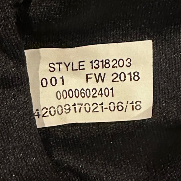 Under Armour Heat Gear Black And Gray Loose Fitting 1/4 Front Zipper Pullover. - Picture 6 of 7